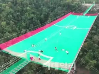 中国の200メートル上空に、網状の運動場が登場···安全性が議論に
