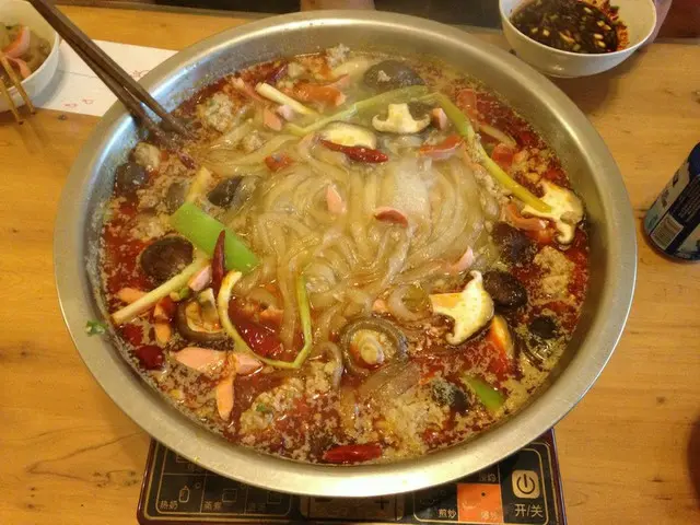 日本でも女子に人気！辛さが引き立つ本場の「火鍋」を食べてみる【中国】