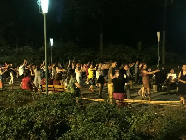 朝は公園で気功・・・夜は空き地でダンス！【中国】