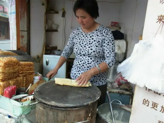 中国人気の朝食グルメ「煎餅果子（ジエンビングォズ）」【中国】