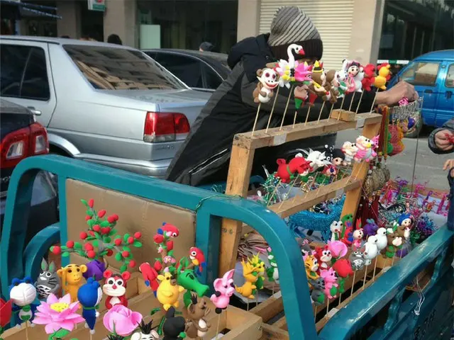 おなじみのキャラクターもちらほら・・・路上の紙粘土細工師に注目【中国】