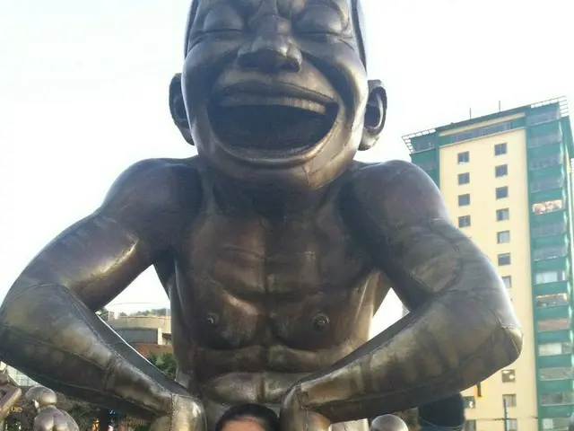 初詣 IN the statue of laughing【カナダ】