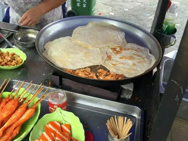 手軽なB級グルメのスナック饼（ビン）【中国】