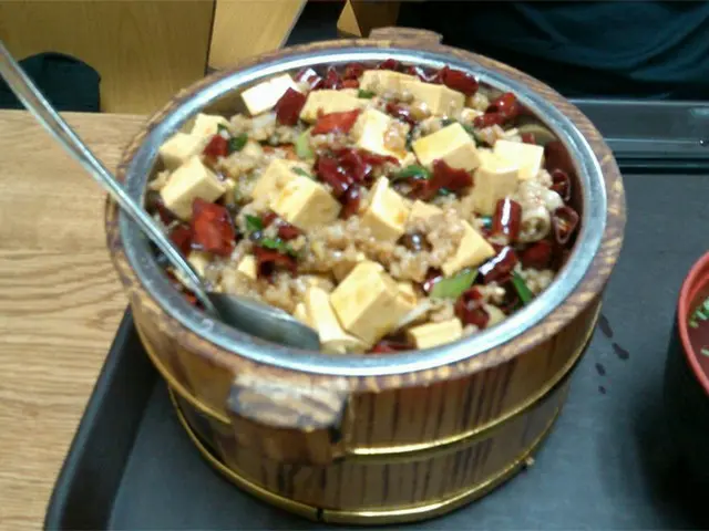 まるで丼もの、日本人でも食べやすい桶御飯【中国】
