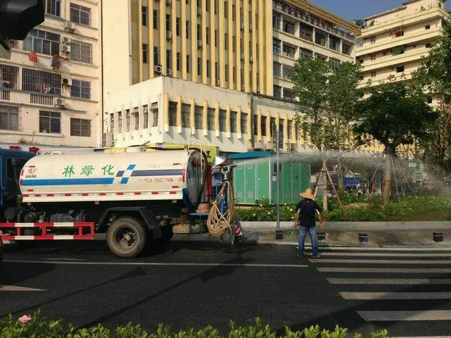 恐怖の散水車に気を付けて！【中国】