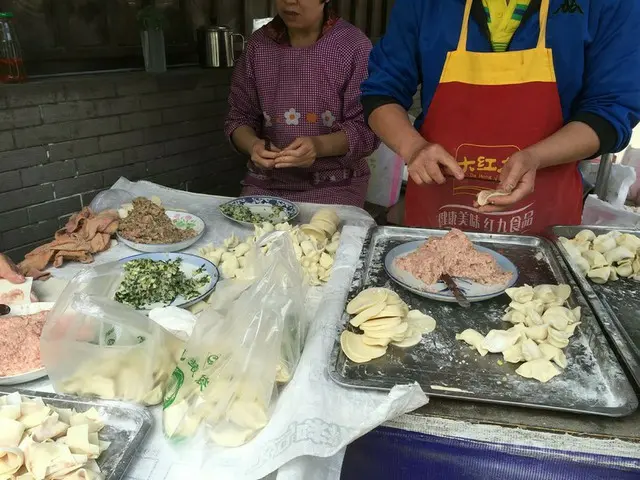 安い美味しい！すぐ完売の餃子を買いに行こう！【中国】