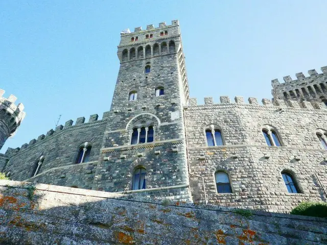 イタリアで最も美しい村のひとつにあるロマンチックな城トッレ・アルフィーナ【イタリア】