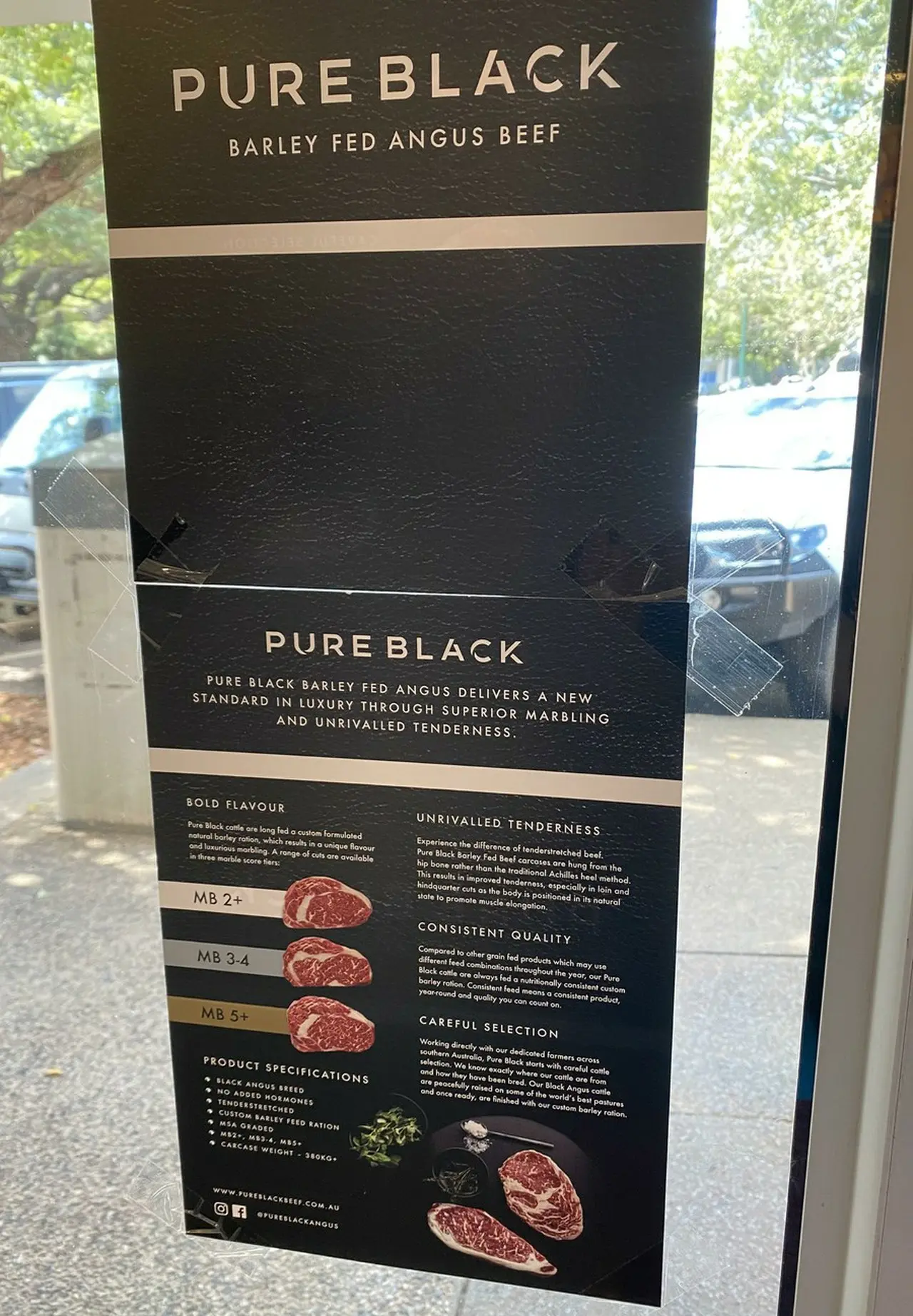 店内のウィンドウに貼られたバーレイフェッド肉の特徴が書かれた紙