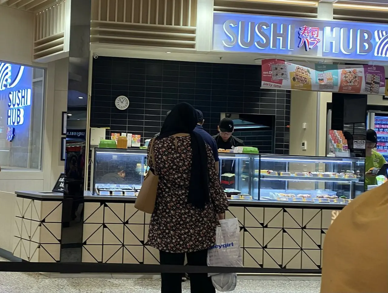 ショッピングセンター内にあるお寿司のテイクアウェイショップ