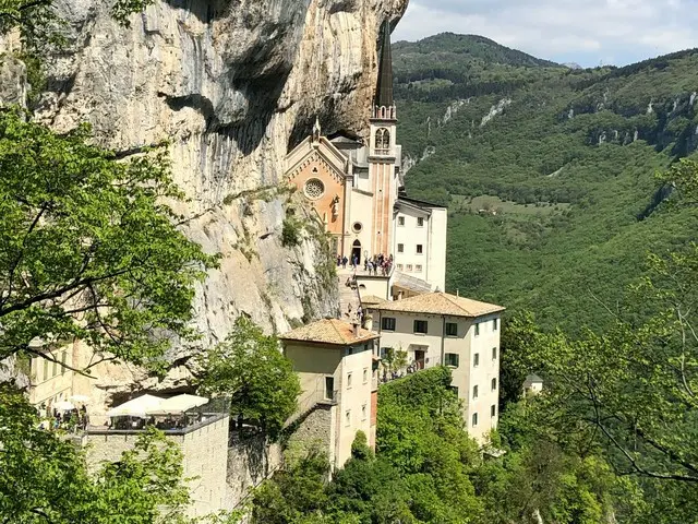 断崖絶壁に建てられた秘境の教会【イタリア】