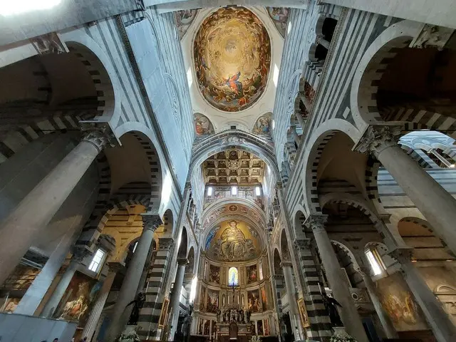 ロマネスク建築の傑作！ピサ大聖堂は内部も美の極致【イタリア】