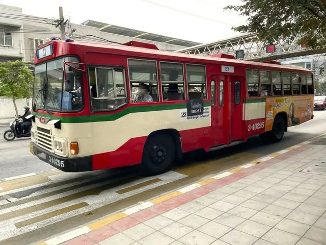 今でも現役のレトロな赤バス【タイ】