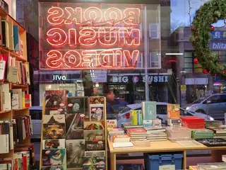 本を安く購入できる！トロントの古本屋『BMV Books』【カナダ】