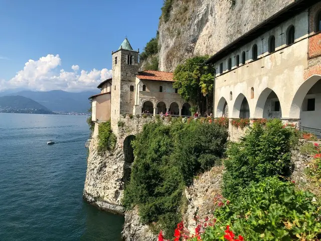 マッジョーレ湖を眺める絶壁の修道院【イタリア】