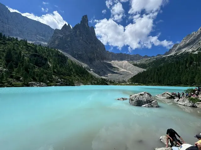 秘境にあるティファニーブルーの湖【イタリア】