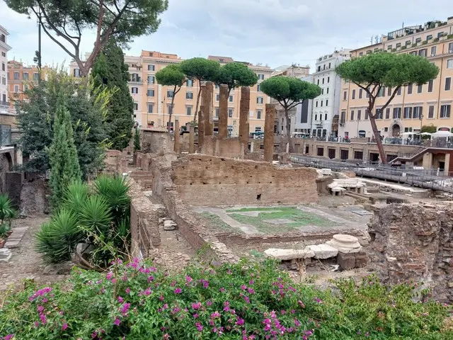 英雄暗殺の場所？ローマの町のど真ん中に鎮座するトッレ・アルジェンティーナ【イタリア】