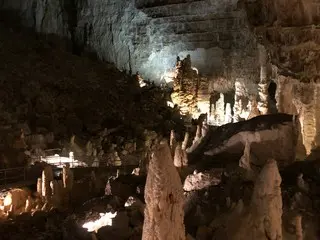 マルケ州の山間に存在する神秘的な鍾乳洞【イタリア】