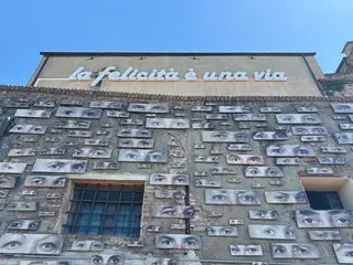 田園風景と現代アートが融合した丘上の村【イタリア】