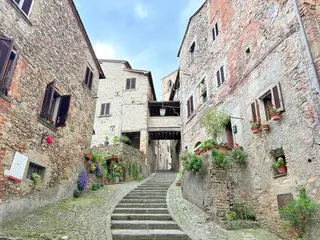 イタリアの最も美しい村の一つに選ばれたアンギアーリ【イタリア】