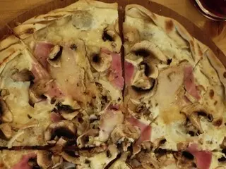 気軽な値段で食べられるタルトフランベ【フランス】