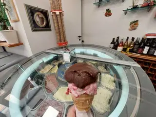 知る人ぞ知るジェラートの名店、看板商品はワイン風味のアイス【イタリア】