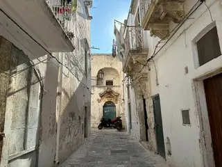 丘の上に佇む「白い町」オストゥーニに恋をする！【イタリア】
