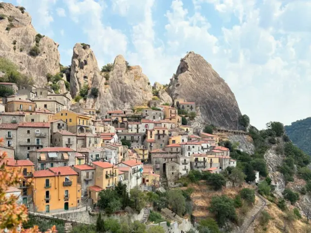 「イタリアの最も美しい村」のひとつ、山間の村カステルメッツァーノ【イタリア】