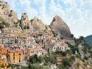 「イタリアの最も美しい村」のひとつ、山間の村カステルメッツァーノ【イタリア】