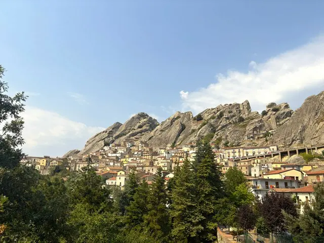 バジリカータ州の最も高所にある山岳村ピエトラペルトーザ【イタリア】