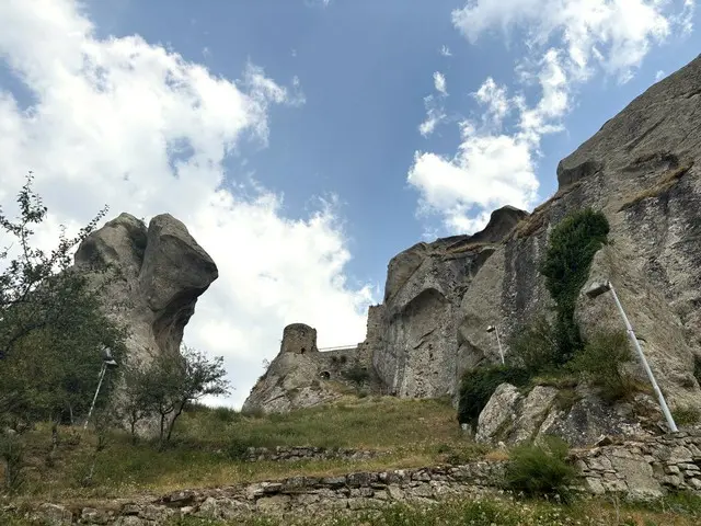 圧巻の景色に感動！ピエトラペルトーザのサラセン城へ【イタリア】