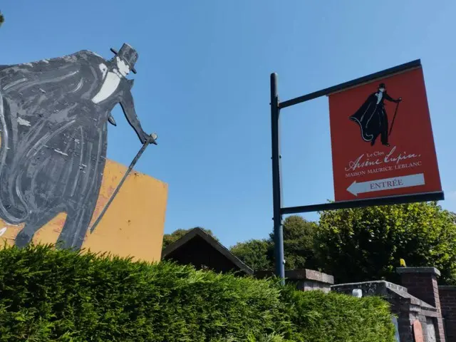 エトルタ：世界的に有名な小さな村のジレンマ【フランス】