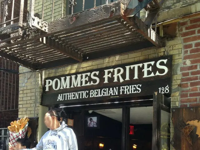 テーブルに穴？『POMMES  FRITES』【アメリカ】