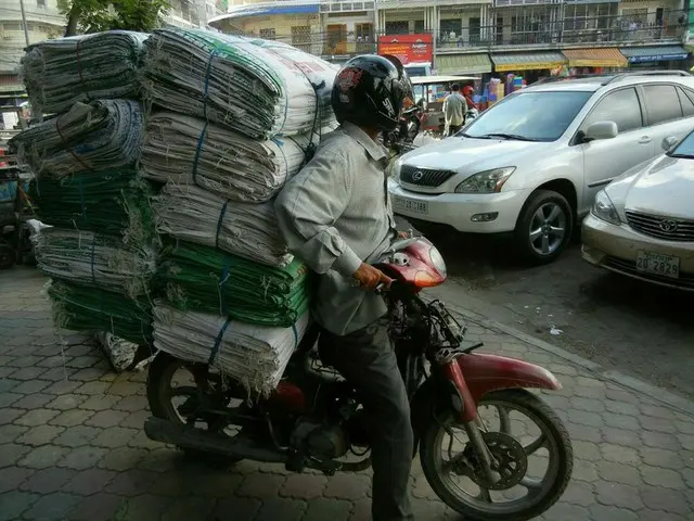 驚きのバイクの積載量・積載物【カンボジア】