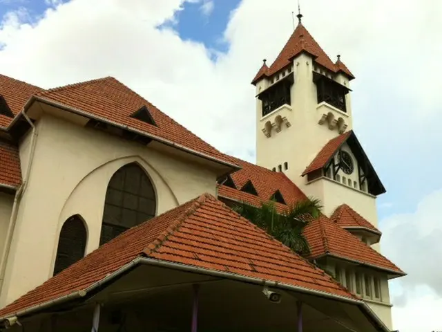 120年の歴史を持つダルエスサラーム海沿いの教会から市内を一望【タンザニア】