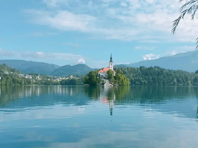 まるでおとぎの世界！スロベニア、ブレッド湖に浮かぶ教会が素敵すぎる！【スロベニア】