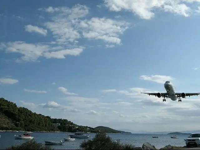 飛行機が頭の真上を通過！ギリシャ・スキアトス島の空港が面白い！【ギリシャ】